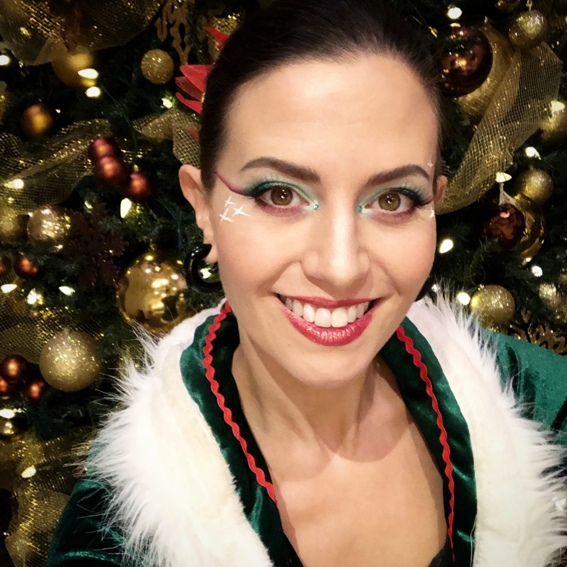 Roving Holiday Elf at Glencoe Golf Club